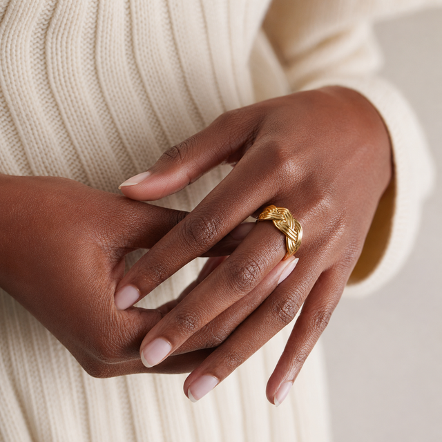 Sola Knot Band Ring: A Quiet Symbol in Gold