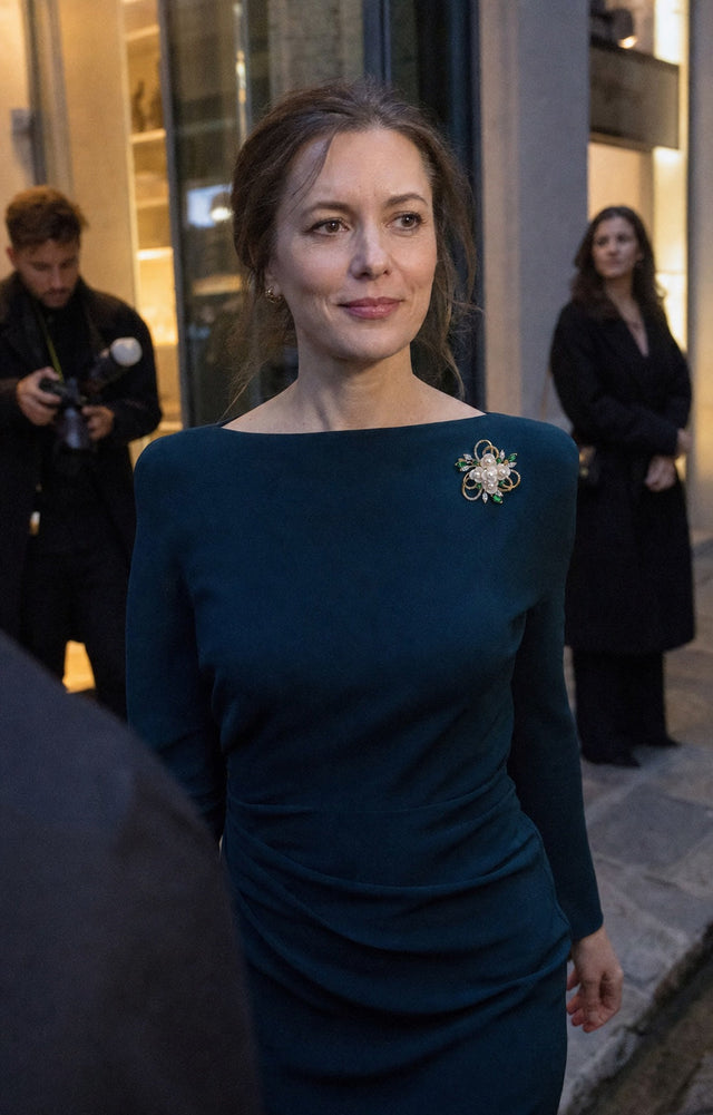 How to Wear a Brooch on a Dress