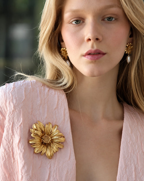 Aurinko Sculpted Daisy Brooch