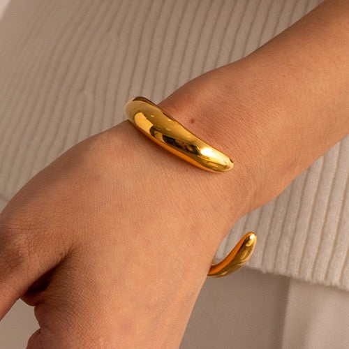 Aalto Gold Heart Cuff Bracelet sculpted waterdrop ends in close detail