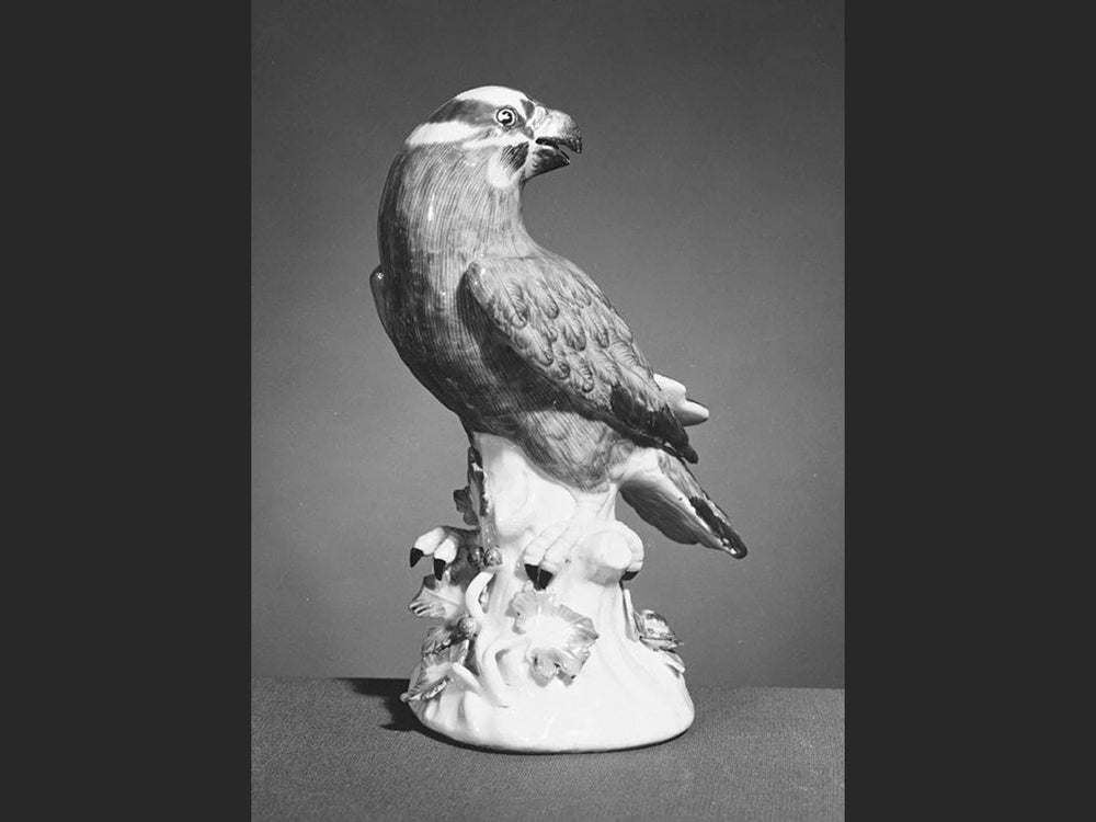 A parrot in porcelain