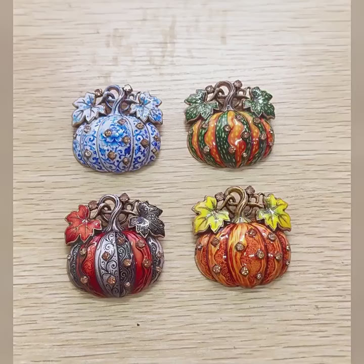 Ruska Patterned Pumpkin Brooch — product film