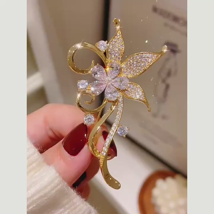 Avelia actual brooch turning in the light, silent close-up