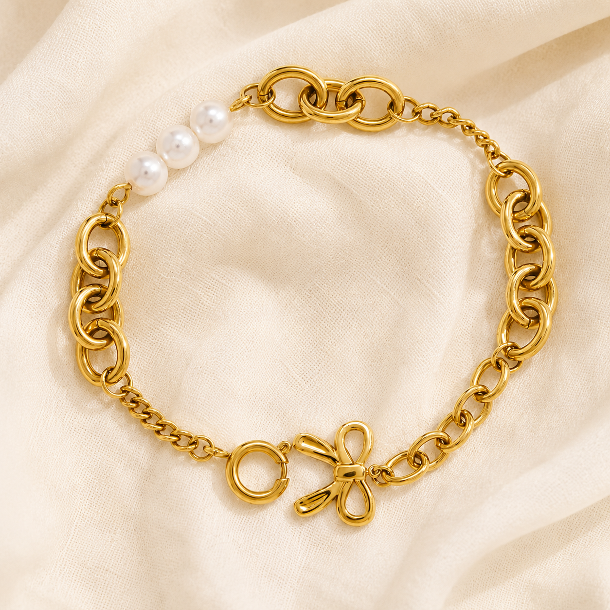 Helmi Pearl Heart Bracelet pearl heart display